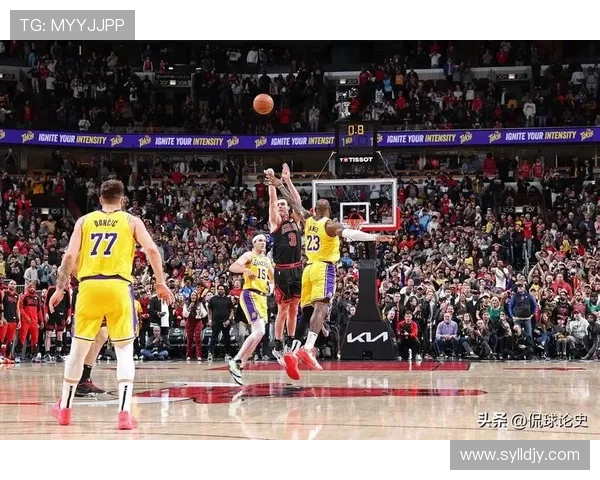 里夫斯精准直塞詹姆斯篮下接球瞬间双手暴扣震撼全场